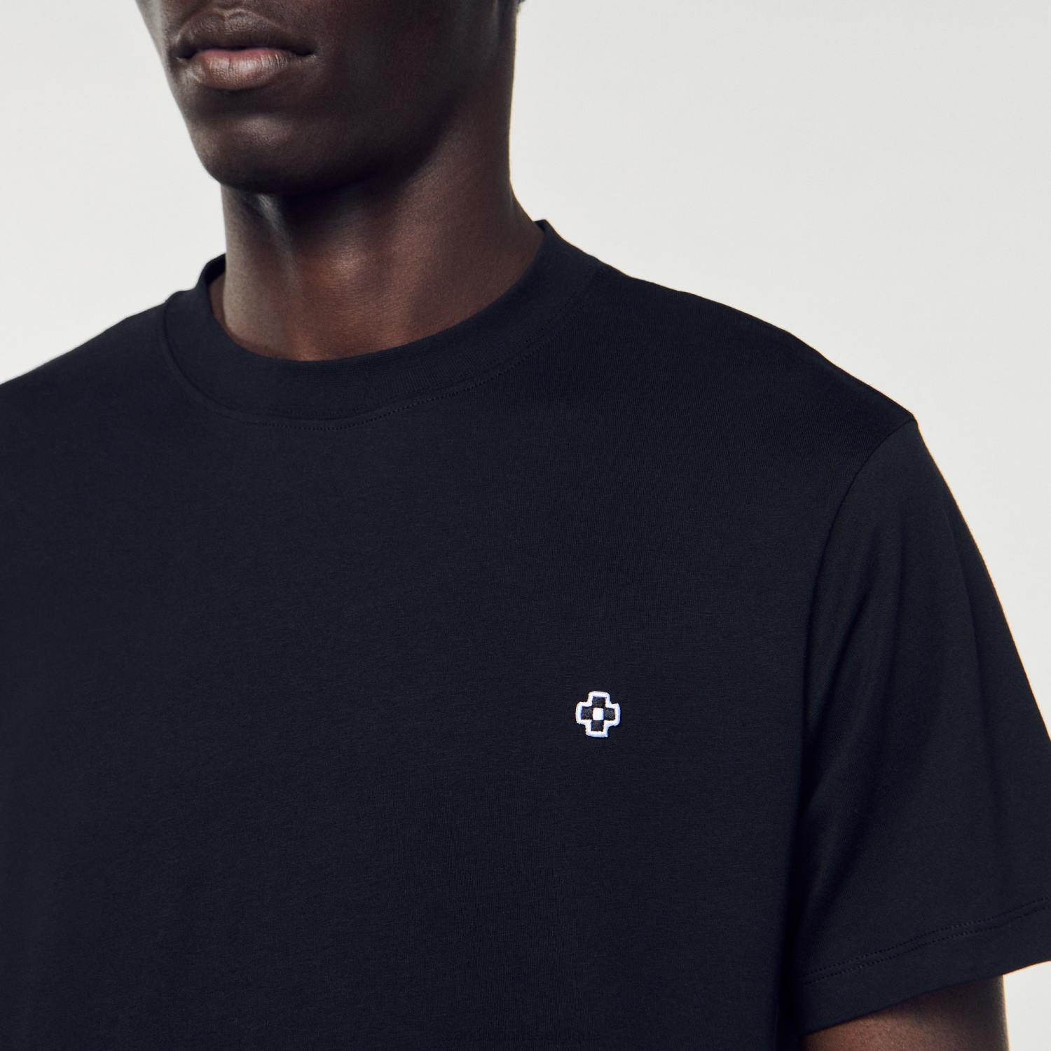 vêtements Sandro Paris t-shirt avec patch croix carré noir Hommes XLXD645